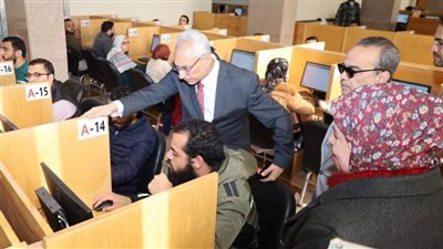 رئيس جامعة المنيا يتفقد سير الاختبارات الإلكترونية لطلاب كليتي الطب والتمريض