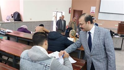 نائب رئيس جامعة بنها يتفقد سير الامتحانات بكلية العلوم 