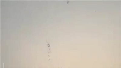 في زفاف أسطوري: باكستاني يستأجر طائرة لنثر الأموال كالمطر فوق منزل العروس