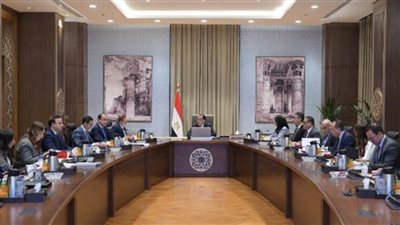 رئيس الوزراء يشيد خلال اجتماع 