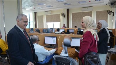 جامعة أسوان مركز الاختبارات الإلكترونية يضم 730 جهازًا لخدمة طلاب كليات المنظومة الصحية