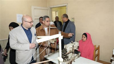 محافظ بني سويف يتفقد برنامج تدريب الخياطة والتفصيل للفتيات بالقرى