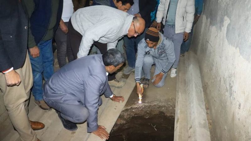 فحص موقع انهيار أرضي