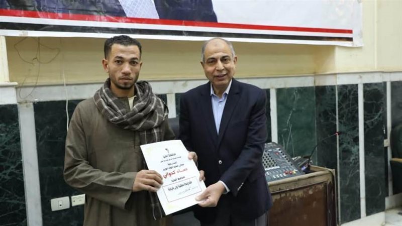 محافظ المنيا يسلم