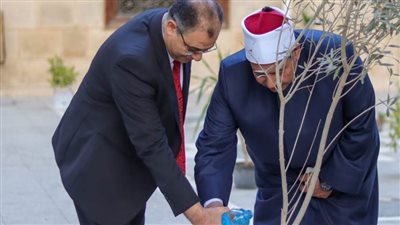 وفد ثقافي يزور الكنيسة الإنجيلية الأولى والمسجد الأحمدي بطنطا ويهديهما شجرة الزيتون