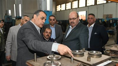 وزير الإنتاج الحربي يتفقد خطوط  هليوبوليس للصناعات الكيماوية 
