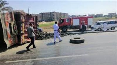 انقلاب سيارة نقل بالطريق الزراعي في قها دون خسائر بشرية 