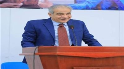 رئيس جامعة أسوان يتابع امتحانات كلية الحقوق للاطمئنان على سير العملية الامتحانية