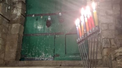 عشرات الصهاينة يقتحمون المسجد الأقصى ويضيئون شموع عيد الحانوكاه اليهودي على عتباته