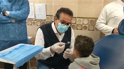 بالصور.. وزير الصحة يتفقد منشآت صحية ويوقع الكشف الطبي على أسنان أحد الأطفال في الغربية