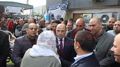 محافظ كفر الشيخ يستمع لطلبات أهالي فوه خلال تفقده لسوق اليوم الواحد