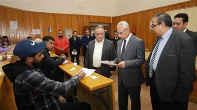  عصام فرحات يتفقد سير الاختبارات الإلكترونية لطلاب كليتي الصيدلة والعلاج الطبيعي بجامعة المنيا الأهلية