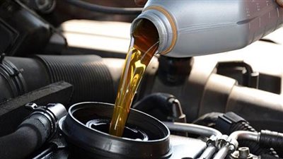 قبل ما تغير زيت عربيتك.. اعرف الأنواع والمواصفات الأفضل