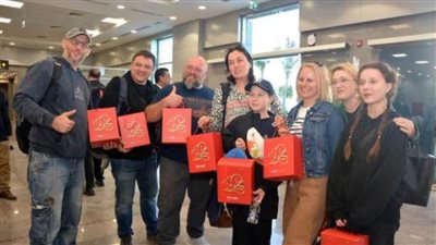 مطار شرم الشيخ يحتفل بالعام الجديد مع الركاب.. صور