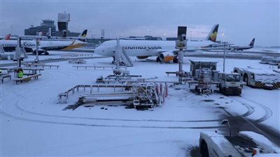 بسبب الثلوج الكثيفة .. إغلاق مدرج مطار ثالث في بريطانيا