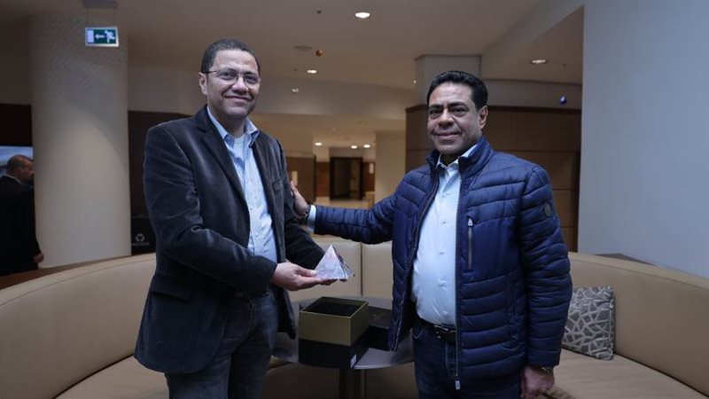 قنديل يهدي درع الأهلي