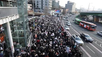 لليوم الثالث.. سول تشهد مظاهرات مؤيدة ومعارضة لإقالة يون بالقرب من مقر الرئاسة