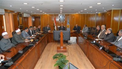 محافظ أسيوط يؤكد استعداد كافة المعدات وسيارات الحملة الميكانيكية ويوجه باستمرار عمل سوق اليوم الواحد