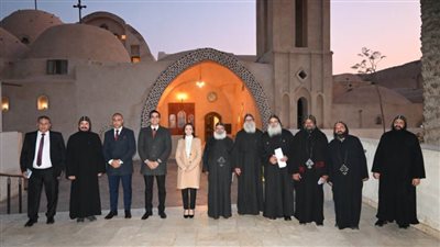 محافظ البحيرة تقدم تهنئة عيد الميلاد المجيد بدير الأنبا بيشوي 