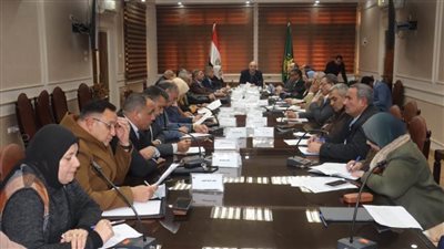 محافظ القليوبية يبحث ملف النظافة للارتقاء بالمنظومة وتجميل الشوارع