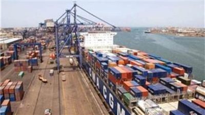 استمرار حركة الملاحة وتداول الحاويات والبضائع بميناء الإسكندرية رغم سقوط الأمطار