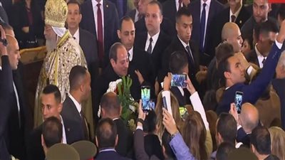الرئيس السيسي يهدي البابا تواضروس الثاني 