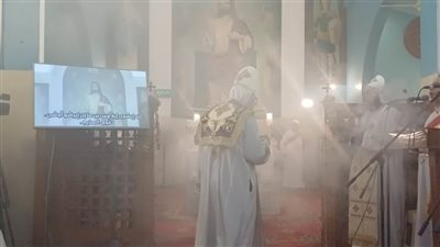 بحضور آلاف الأقباط.. أسقف أسيوط يترأس قداس عيد الميلاد المجيد