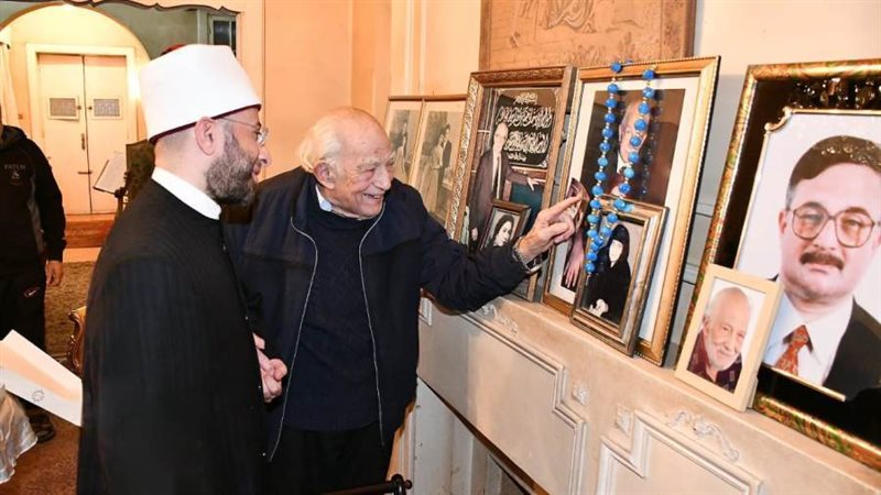 وزير الاوقاف مع الفنان