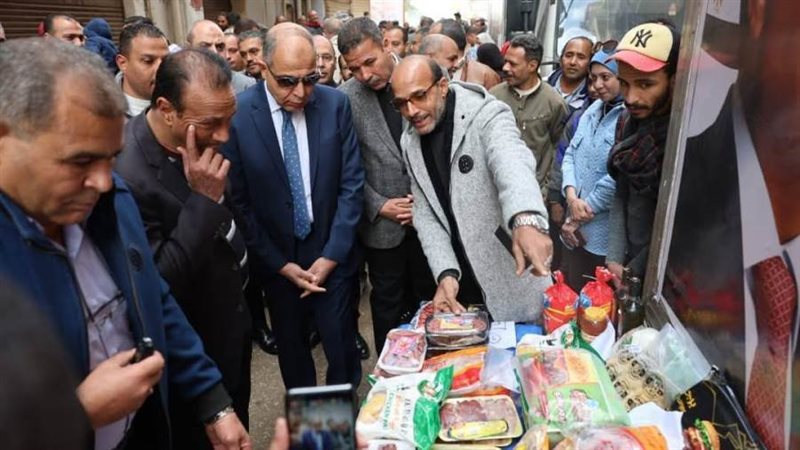 محافظ يفتتح السوق