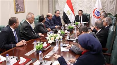 الصحة تبحث مع شركة صينية التوسع في استخدام الروبوتات الجراحية لتعزيز المنظومة