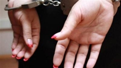 ضبط صانعة محتوى لاستغلالها سيدة مسنة تعاني 
