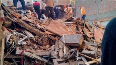 بالصور والأسماء.. انتشال جثة فتاة وإصابة 3 أشخاص آخرين إثر انهيارعقار بمدينة إدكو بالبحيرة 