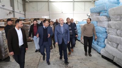 محافظ بني سويف يتفقد مصنعين للأغذية بمنطقة بياض العرب