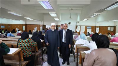 رئيس جامعة الأزهر يواصل جولاته التفقدية بمتابعة لجان امتحانات كليات الجامعة بالزقازيق