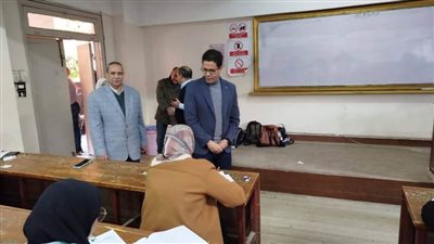 رئيس جامعة بنها يتفقد الامتحانات بكلية العلوم وورش بهندسة ببنها