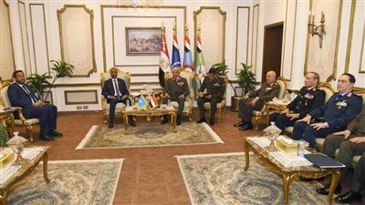 وزير الدفاع يناقش مع نظيره الصومالي التطورات الإقليمية والدولية