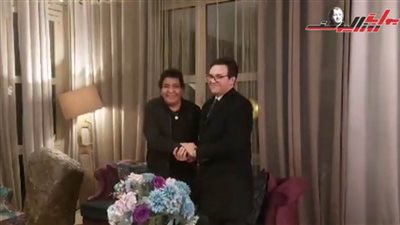 بعد تغيبه عن الحفل.. وزير الثقافة يزور محمد منير في منزله