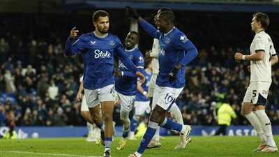 أزمة في إيفرتون بعد إقالة الجهاز الفني