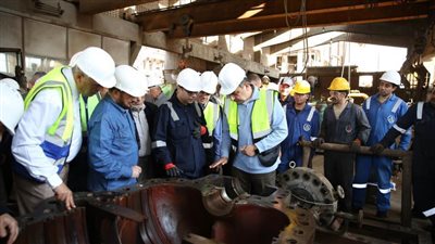 وزير قطاع الأعمال العام يتفقد مصانع 