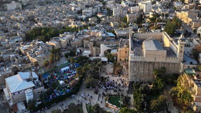 مستوطنون يقتحمون البلدة القديمة بالخليل والحرم الإبراهيمي