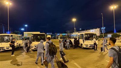 تقلبات جوية وإصابات.. طائرة بيراميدز تعود للهبوط اضطراريا في أنجولا.. صور