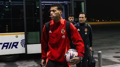 عاجل.. إمام عاشور يحمل كرة المباراة بمطار القاهرة مع بعثة الأهلي