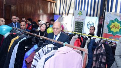 رئيس جامعة سوهاج يفتتح معرض ملابس أبواب الخير لدعم الطلاب الأولى بالرعاية