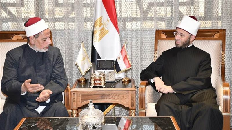 وزير الاوقاف واالامام