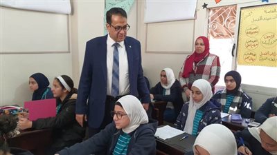 بالصور.. وكيل وزارة التعليم بالغربية يتابع عدداً من لجان امتحانات مدارس غرب طنطا وكفر الزيات