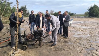 رئيس كفر الدوار يقود حملة لإزالة مغاسل السيارات المخالفة بالطريق الزراعي