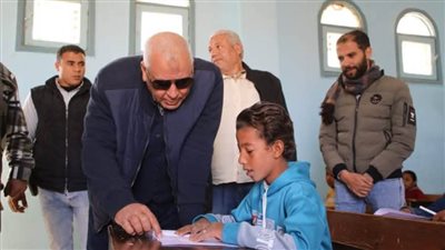 محافظ الوادي الجديد يتفقد قرى الأربعين ويوجّه بتكثيف الخدمات التعليمية والخدمية