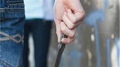 شاب يتعرض للطعن أثناء محاولته إنقاذ ضحية سرقة بالإكراه في الإسكندرية