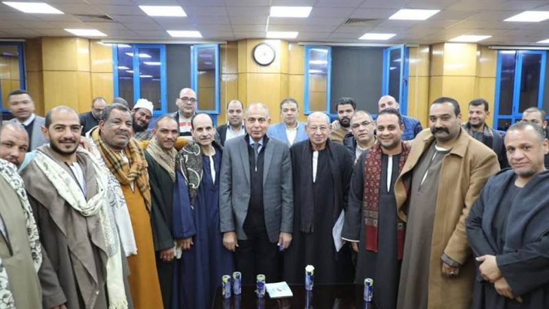 محافظ المنيا مع التجار