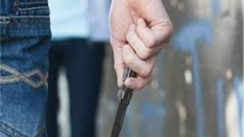 شاب يتعرض للطعن أثناء